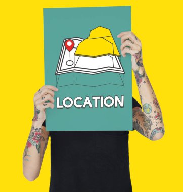 Dövmeli kişi holding afiş.