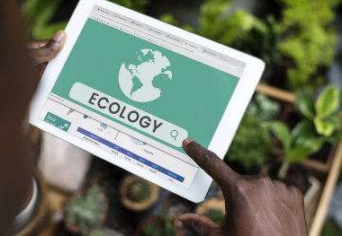 Dijital tablet kullanan kişi