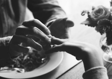 Bayan için öneriyor adam