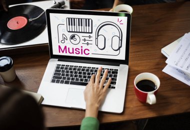 Dizüstü bilgisayarda yazan kadın klavyesi