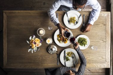 Akşam yemeği tarihi sahip çift