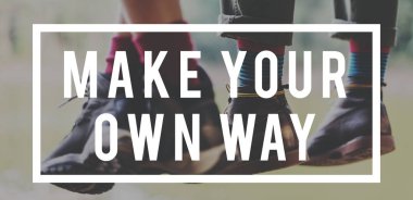 iki çift ayakkabı ayaklarda asılı