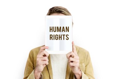 Dijital tablet kapsayan yüz tutan adam