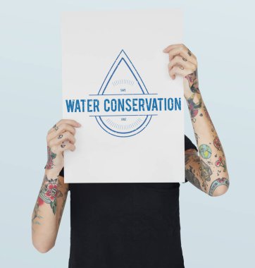 Dövmeli kişi holding afiş.