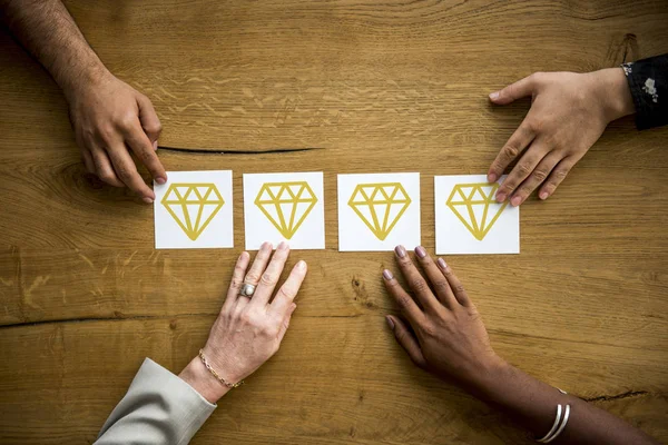 Menschen, die mit Diamant-Symbol arbeiten — Stockfoto