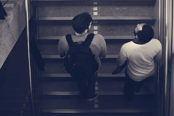 İnsanlar merdivenlerde konuşurken — Stok fotoğraf