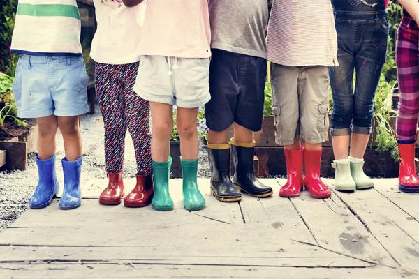 Kinderen dragen kleurrijke rubber laarzen — Stockfoto