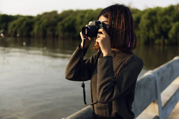 Mujer Tomando fotos en cámara fotográfica — Foto de Stock