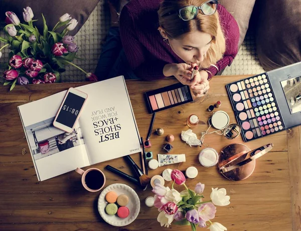 Mujer aplicando lápiz labial — Foto de Stock