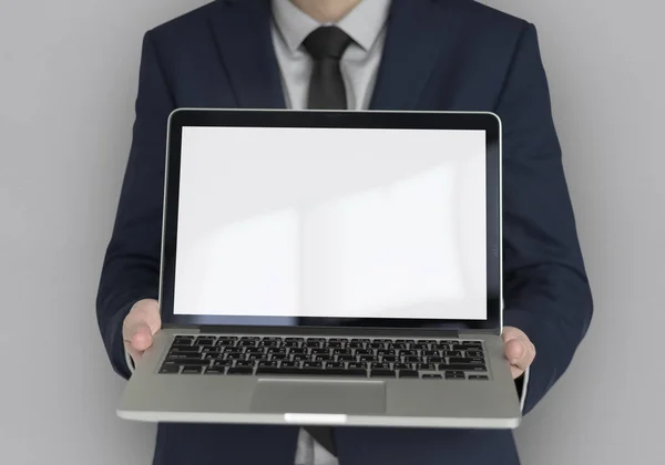 Muž držící laptop — Stock fotografie