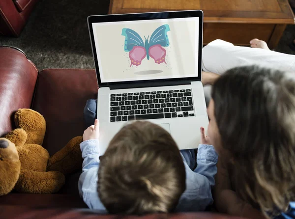 Anak kecil dan ibu dengan laptop — Stok Foto