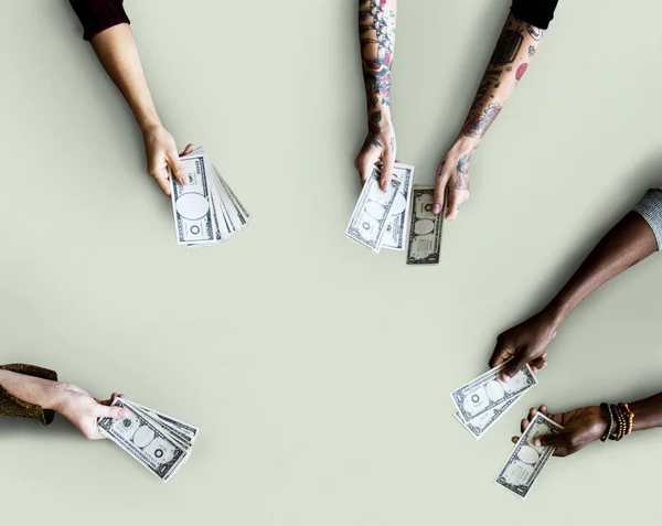 Люди, держащие деньги банкноты — стоковое фото