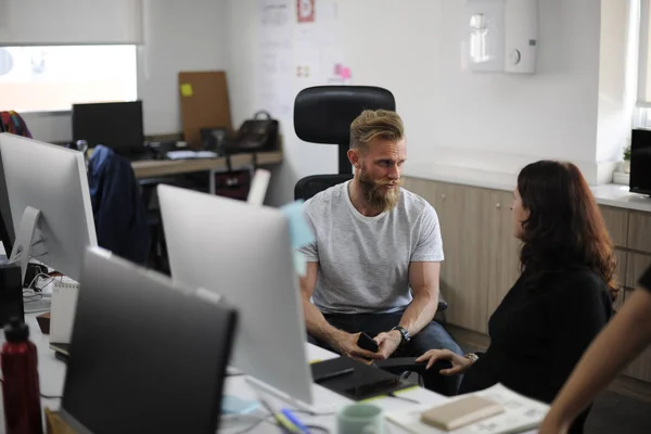 Menschen diskutieren kreative Ideen — Stockfoto