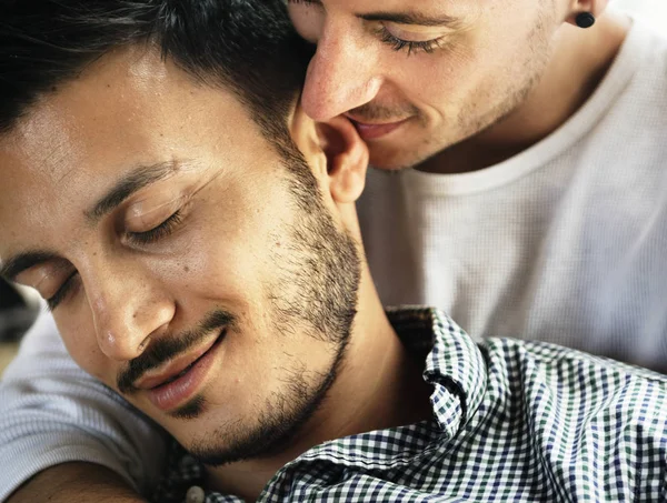 Αγκαλιάζοντας νεαρό ομοφυλόφιλο ζευγάρι — Φωτογραφία Αρχείου