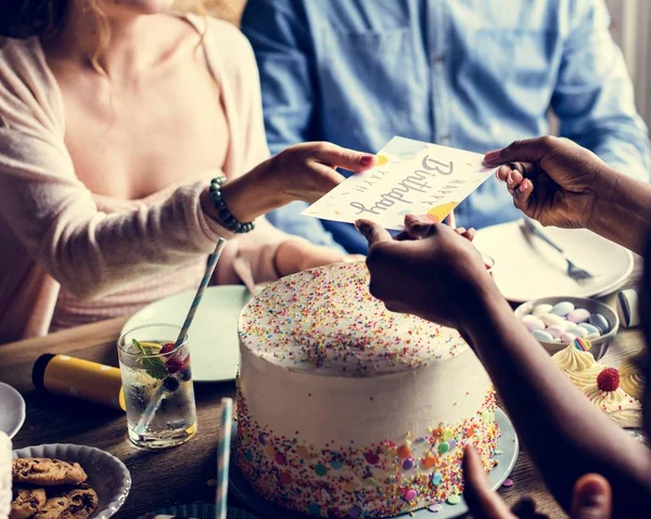 Άνθρωποι γιορτάζουν στο τραπέζι με κέικ — Φωτογραφία Αρχείου