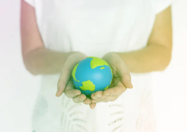 Frau mit kleinem Globus — Stockfoto