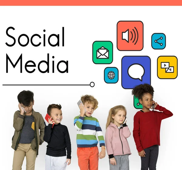 Kinderen met behulp van smartphones — Stockfoto