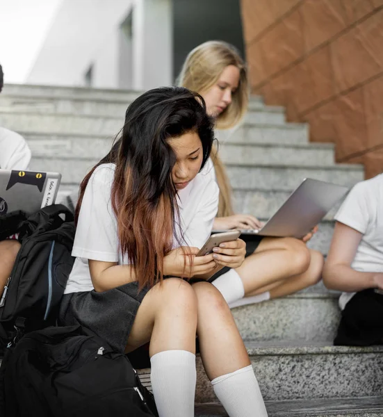 Alunos da escola usando laptop — Fotografia de Stock