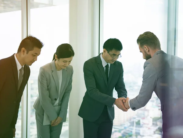 Socios de negocios en la reunión estrechando la mano — Foto de Stock