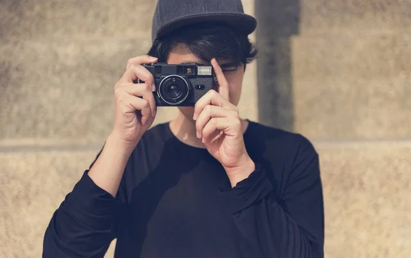 アジアの男取る写真カメラ — ストック写真