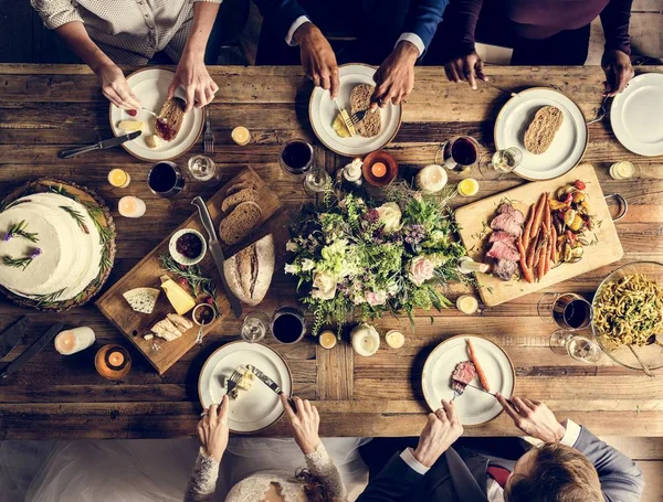 Gelin ve damat arkadaşlarıyla yemek — Stok fotoğraf