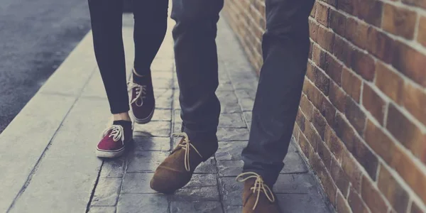 Couple marchant dans la rue — Photo