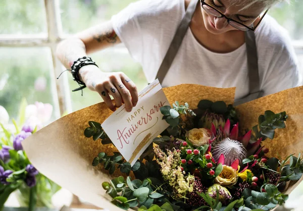 Çiçekçi kadın buket oluşturma — Stok fotoğraf