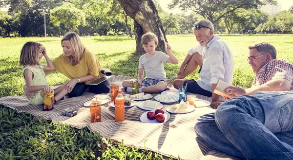 Οικογένεια έχοντας picnic σε εξωτερικούς χώρους — Φωτογραφία Αρχείου