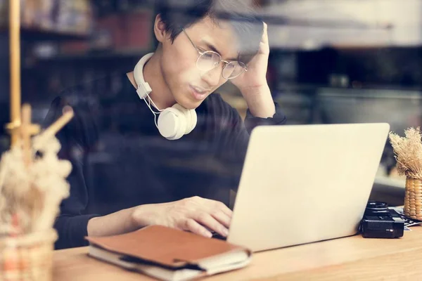 Jovem homem usando laptop — Fotografia de Stock