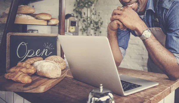 Uomo africano che lavora in panetteria — Foto Stock