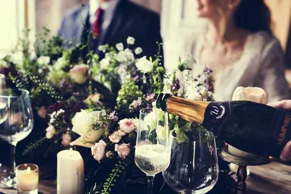 La gente celebra la boda en la mesa — Foto de Stock