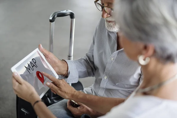 Turistas senior utilizando tableta — Foto de Stock