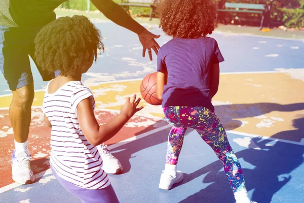 Familie spelen basketbal — Stockfoto