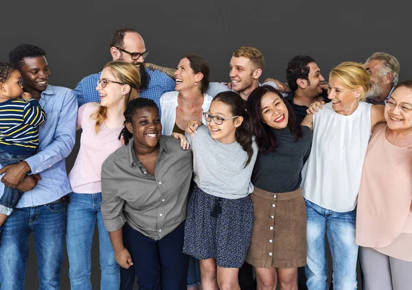 Mensen omarmen in studio — Stockfoto