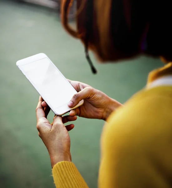 Mujer usando smartphone —  Fotos de Stock