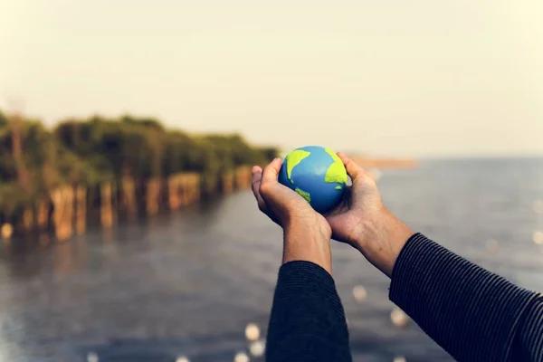 Frau hält kleinen Globus in der Hand — Stockfoto