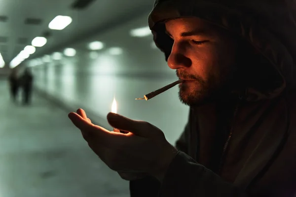 Solitaire sans-abri fumer cigarette — Photo