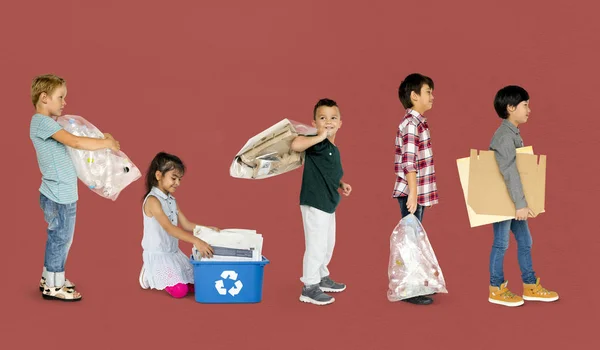 Barn med avfall för återvinning — Stockfoto