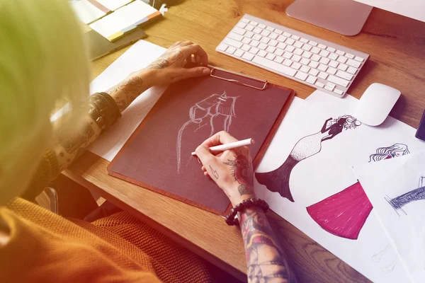 Designer woman drawing at table — Stock Photo, Image