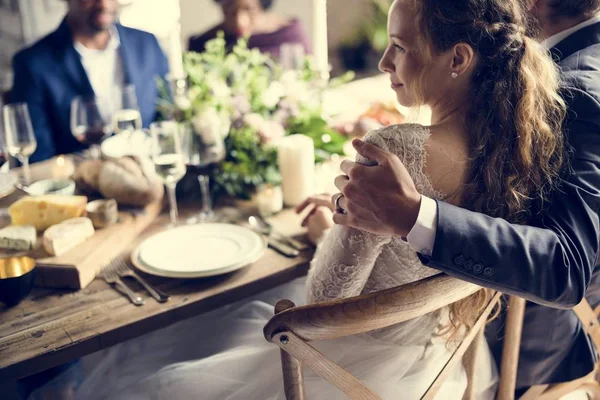 Bruden och brudgummen måltid med vänner — Stockfoto