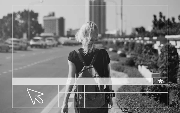 Mujer con mochila caminando por el camino — Foto de Stock