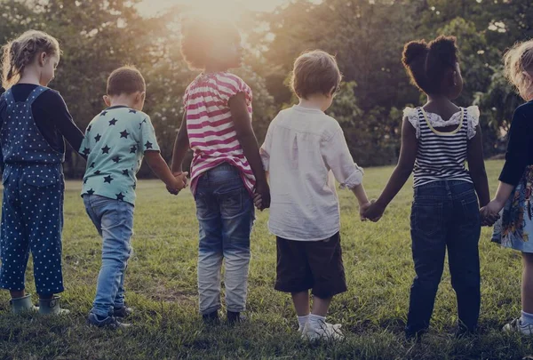 Kinderen hand in hand en spelen — Stockfoto