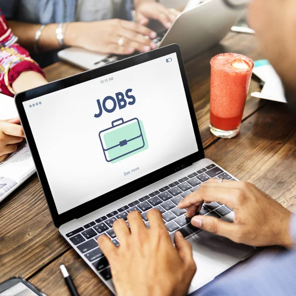 Bijgesneden schot van man met laptop — Stockfoto