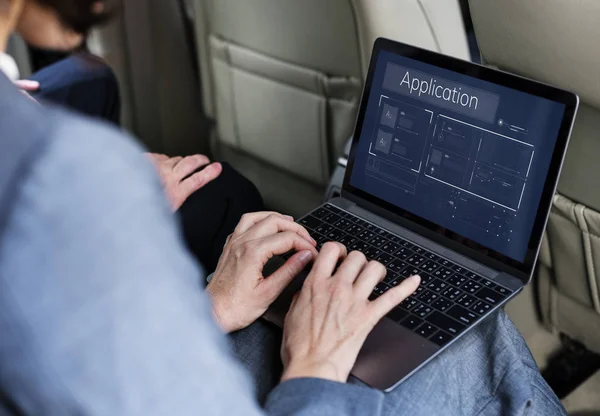 Przedsiębiorca korzysta z laptopa w samochodzie — Zdjęcie stockowe