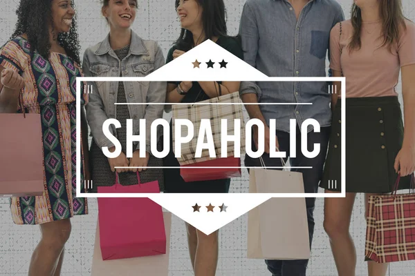 Amigos shopaholic com sacos de compras — Fotografia de Stock