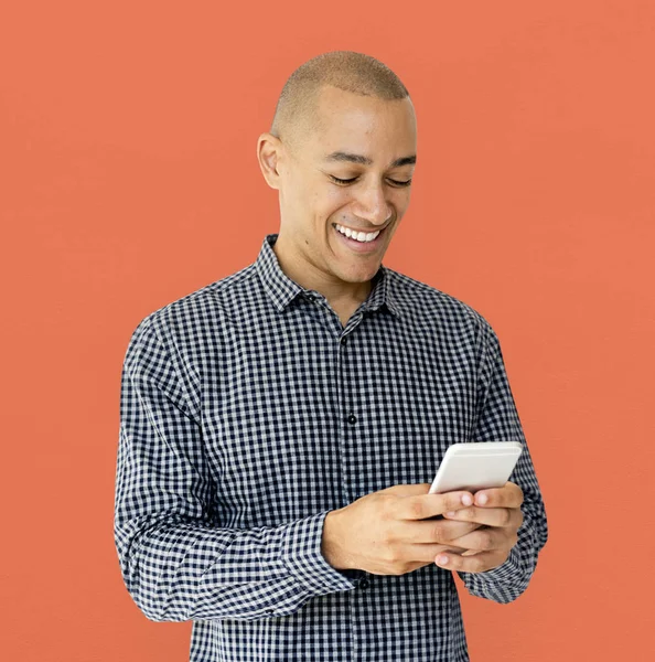 cep telefonu kullaranarak kel adam