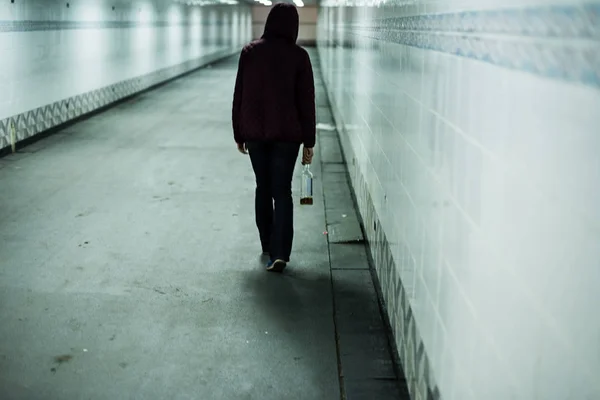 Obdachlose betrunkene Frau mit Flasche — Stockfoto