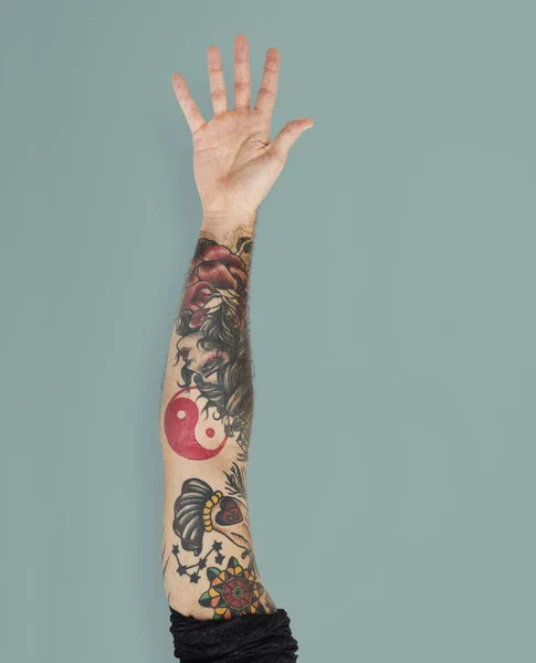 Mão masculina com tatuagens — Fotografia de Stock