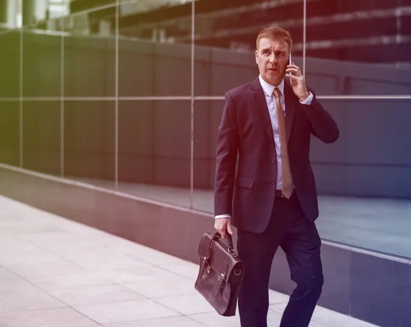 Empresario de traje hablando por móvil — Foto de Stock