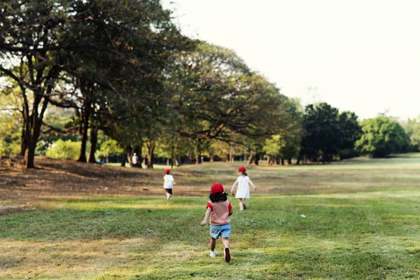 Petits étudiants qui courent dans le parc — Photo
